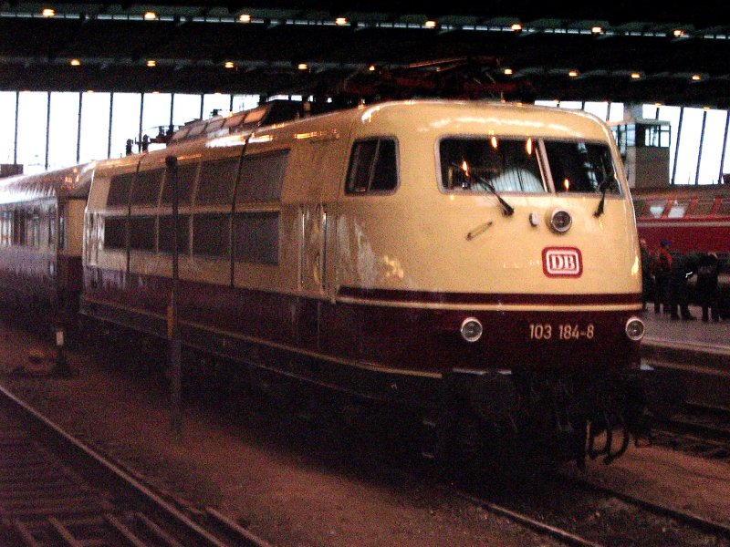 Ein seltener Gast in Chemnitz: Die BR 103 184-8 stand am 03.12.2006 abgebgelt im Hauptbahnhof.