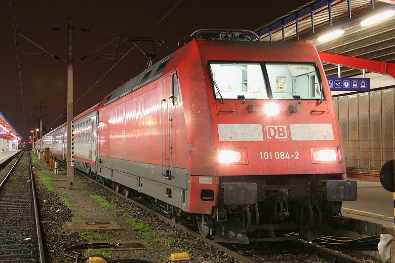 Ein seltener Gast ist die DB-Baureihe 101 am Wiener Sdbahnhof.
101 084 mit dem SLP  19013, das ist die Rckfhrung der Garnitur des EC 114 von Stuttgart.
Aufgenommen in der Nacht 13./14. Dezember (Fahrplanwechsel) um 3.15.
