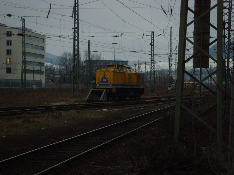 Ein seltener Gast in Freiburg: 203 309-0 steht am Abend des 21.02.09 im Gleisvorfeld des Freiburger Hbf. 