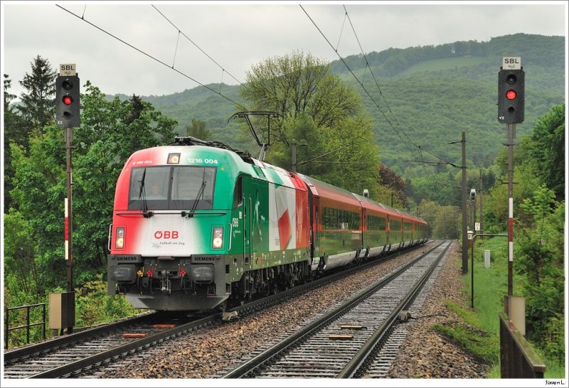 Ein seltener Gast konnte gestern auf der Westbahn angetroffen werden. 1216 004 (EM Italien) bespannte den SLP 95736, mit dem sie unterwegs zum Brenner und in Folge (kalt) nach Bozen war. Hofstatt, 6.5.2009.