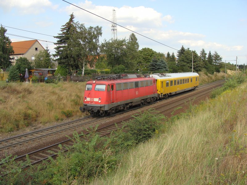 Ein seltener Gast in Magdeburg: eine Bgelfalte der Baureihe 110 (110 343-1). Sie fhrt mit einem Messwagen in Richtung Braunschweig. Fotografiert am 18.08.2009