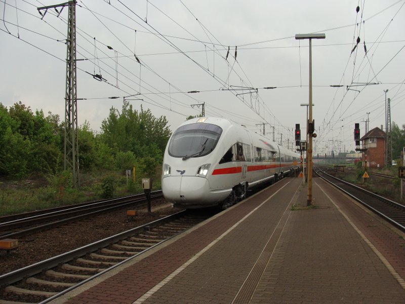 Ein seltener Gast in Magdeburg, ein ICE TD der D�nischen Staatsbahnen. Leider nur als Bahnsteigfoto vom Bahnhof Magdeburg-Sudenburg, da ich auf Grund der sich verschlechternden Lichtverh�ltnisse auf eine Fotostelle ausweichen musste, wo die Z�ge etwas langsamer fahren. Fotografiert am 30.04.2009