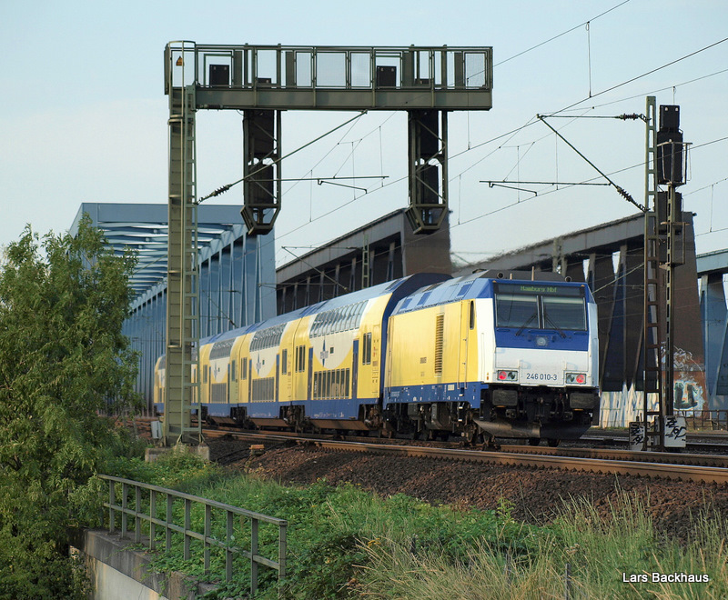 Ein seltener Gast im Norden. Die von der IGT angemietete 246 010-3 schiebt am 20.08.09 den ME 39428 nach Hamburg Hbf �ber die S�derelbbr�cken.