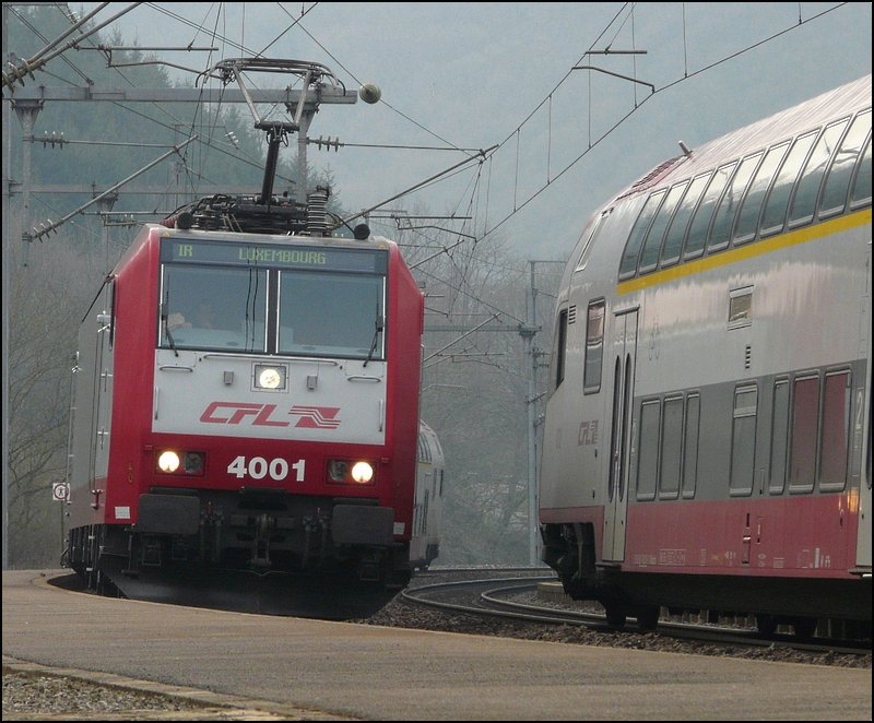Ein seltener Gast im Norden Luxemburgs: E-Lok 4001 f�hrt aus Richtung Troisvierges durch den Bahnhof von Goebelsm�hle, w�hrend der Steuerwagen dort wartet, um seine Fahrt nach Troisvierges fortzusetzen. 11.04.08