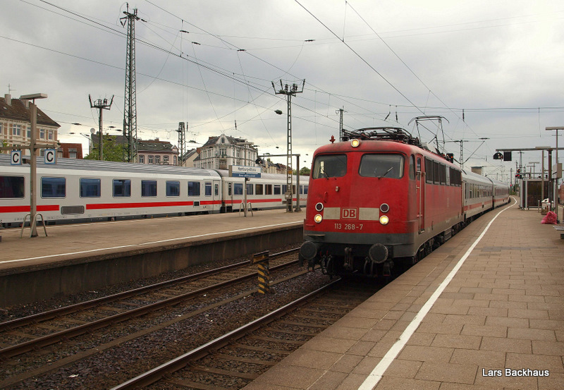 Ein seltener Gast vor IC Zgen in Hamburg. 113 268-7 hat am 21.06.09 den aus 4 Wagen bestehenden IC 2575 Kiel Hbf - Hamburg-Altona nach Hamburg-Altona gebracht und rollt nun die letzten Meter der Reise bevor der Zug zum Stillstand kommt.