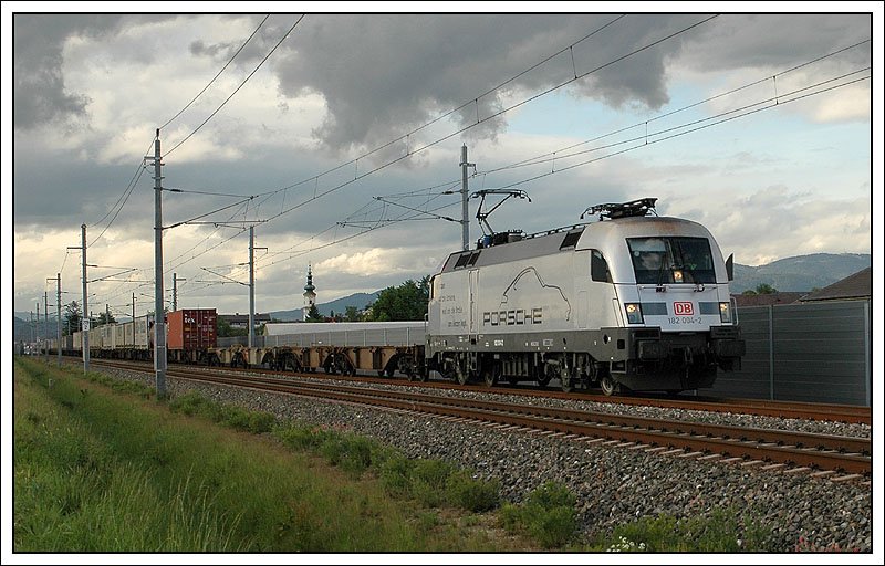 Ein seltener Gast war gestern am 9.5.2007 im Grazer Raum anzutreffen. 182 004 bespannte den Containerzug 43935 von Neuss nach Kalsdorf-Sd. Die Aufnahme entstand bei der Flughafenstation Graz-Feldkirchen.