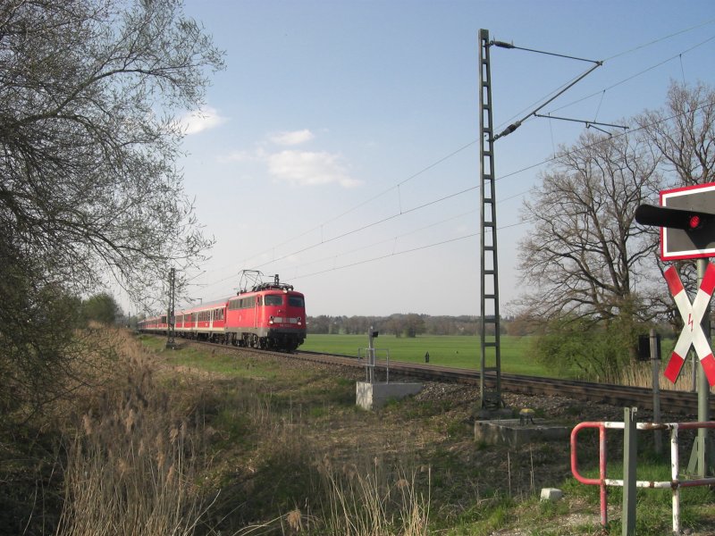 Ein seltener Schnappschuss kurz nach Prien am Chiemsee.
Am 14. April erwischten wir eine Lok der Baureihe 110 mit
Personenzug.