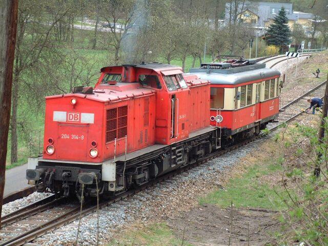 Ein seltener Transport am 30.04.03 auf der Strecke der Oberweibacher Berg-und Schwarzatalbahn.(OBS) Der Triebwagen BR 479 der Flachstrecke Lichtenhain-Cursdorf wurde mit der Bergbahn in die Talstation gebracht und nun zur Revision geschickt. ber das Anschlugleis zur Drehscheibe der Bergbahn wird der Triebwagen auf die Schwarzatalbahnstrecke gezogen.