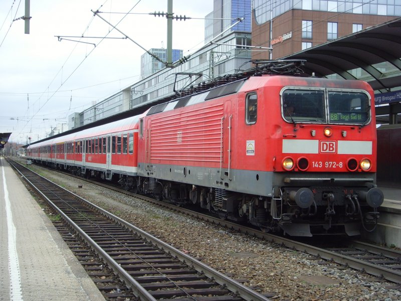 Ein seltenes Bild in Freiburg: 143 972-8 steht mit einer Garnitur N-Wagen als RB nach Basel Bad Bf auf Gleis 3 in Freiburg. 26.03.09