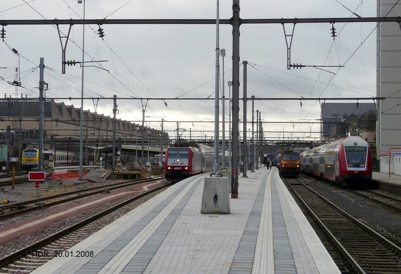 Ein seltenes Bild: Nur CFL Zge im nrdlichen Teil des Bahnhofs von Luxemburg. In der Mitte des Bildes sieht man die Bauarbeiten am Bahnsteig. 20.01.08 