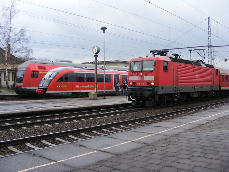 Ein seltenes Bild in Sangerhausen: Da der RE nach Halle mit 143 563-5 sich am 20.12.2008 versptet hat, muss der planmig nach diesem Zug auf Gleis 3 haltende 642 229-9 als RE nach Magdeburg auf Gleis 2 ausweichen. Auf Gleis 1 steht zustzlich die RB nach Erfurt bereit.
