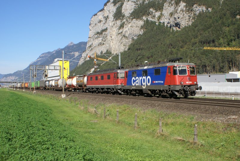 Ein seltenes Doppel: Re 421 375-7 und Re 6/6 11614 ziehen am 7.10.09 einen Gterzug Richtung Erstfeld.