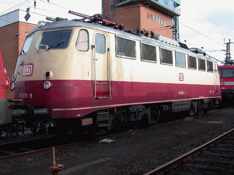 Ein seltenes Exemplar. Ex BR 110, jetzt BR 113, 160 km/h. Stirn- und Lngstseite das alte DB Zeichen (Deutsche Bundesbahn). Hmb-Langenfelde am 08. Mrz 2002.