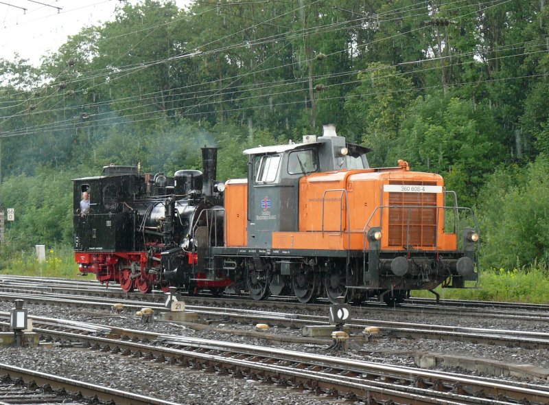 Ein seltsames Paar : 360 608-4 der Bocholter Eisenbahngesellschaft zieht im strmenden Regen eine mir unbekannte kleine Dampflokomotive (weiss jemand nheres ber diese Lok?) durch Kln-Gremberg in Richtung Sden. Aufgenommen am 20/06/2009.
