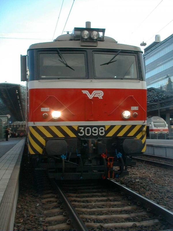 Ein  sibirischer Wolf  von vorn. Lok 3098 der VR (finnische Staatsbahn). Diese imposanten Loks wurde aus politischen Grnden beim damaligen Nachbarn Sowjetunion gekauft und erhielten nicht besonders  Vorschublorbeeren . Die Lokfhrer allerdings besttigten mir das diese Wlfe recht zuverlssig arbeiten.
