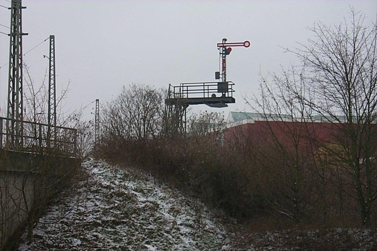 Ein Signal, das noch an die  guten alten Zeiten  errinnert, es ist das letzte Form-Signal im Nienburger Bahnhof.
Auch am 23.2.05 steht es (wie fast immer) auf ROT.