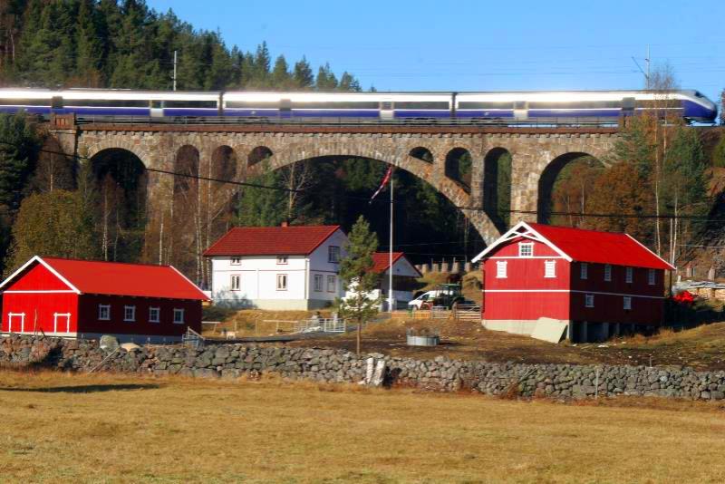 Ein Signatur berquert als Tog 76 auf dem Weg von Stavanger nach Oslo das Hengselvenviadukt bei Kongsberg; 17.10.2009