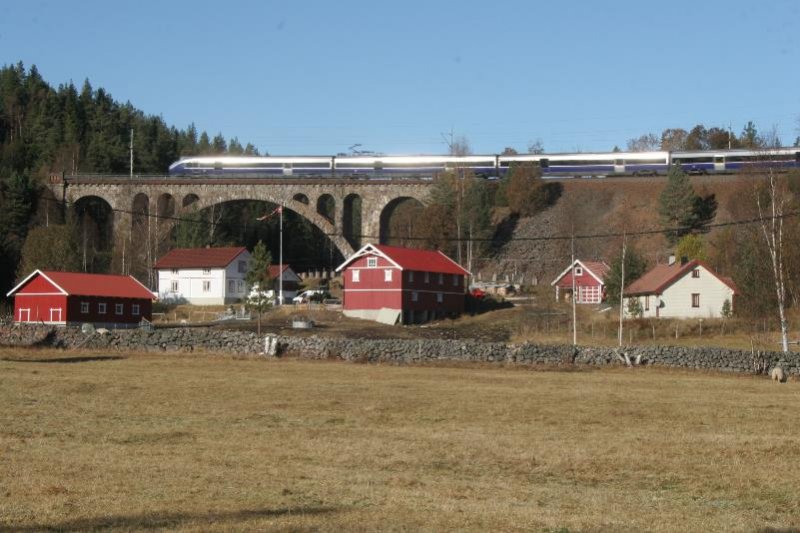 Ein Signatur berquert auf dem Weg von Stavanger nach Oslo das Hengselvenviadukt bei Kongsberg; 17.10.2009