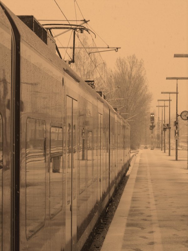 Ein sinnliches Sepia-Bild einer ruhigen Bahnhofsatmosphre... Ein ET 425, der im verschneiten Marbach (Neckar) auf seine Abfahrt wartet.