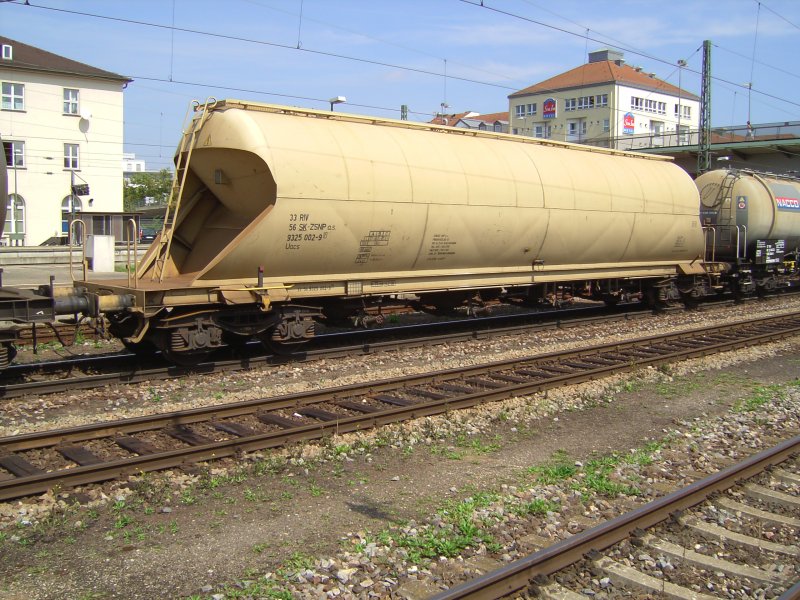 Ein Slowakischer Silowagen fr den Transport von Getreide in Regensburg HBF am 14.08.2007