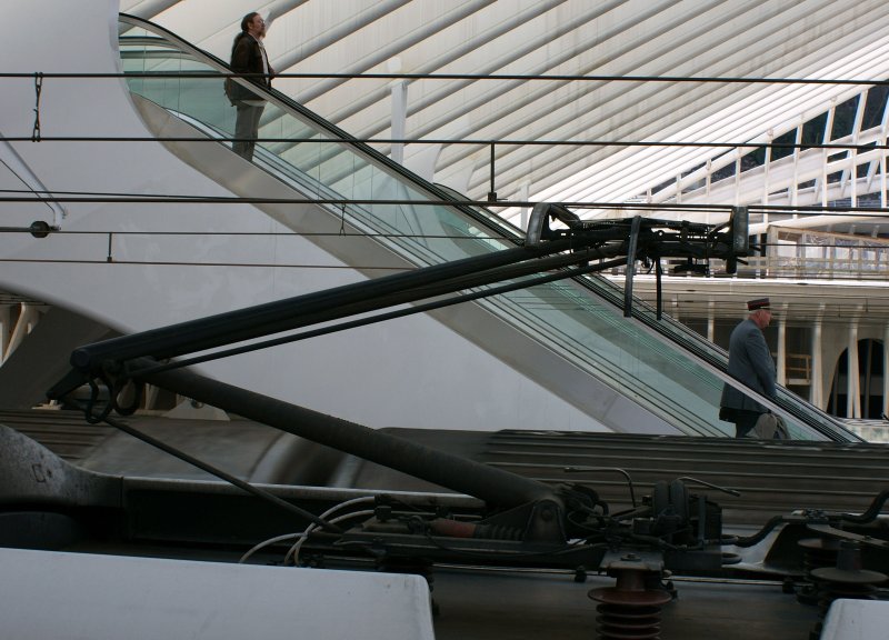 Ein SNCB-NMBS Kondukteur auf dem Weg zu seinem Zug.
(30.Mrz 2009)