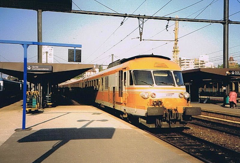 Ein SNCF Turbotrain in Dijon im September 1998. Im Gegensatz zur DB V 210 hatten in Frankreich Zge Gastourbinenantrieb Erfolg, ja ursprnglich sollte sogar der TGV damit ausgerstet werden. (Gescanntes Foto) 