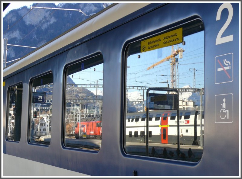Ein sogenanntes Selbstkontrolle-Spiegelbild im Bahnhof Chur. (28.11.2007)