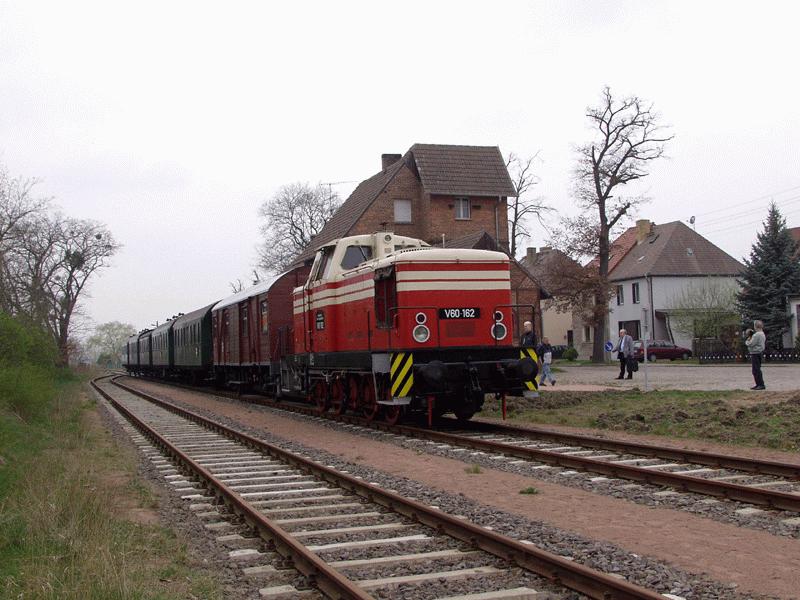 Ein Sonderzug der Berliner Eisenbahnfreunde fuhr am 13.4.2002 von Berlin ber Dessau nach Wrlitz. Zwischen Dessau und Wrlitz wurde der aus historischen Donnerbchsen bestehende Zug, mit einer V60 der ersten Generation der Anhaltischen Bahn Gesellschaft bespannt. Hier ist der Zug nach Ankunft in Wrlitz zu sehen.