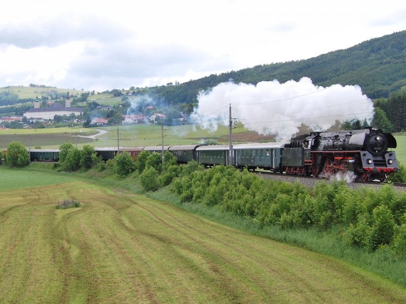 Ein Sonderzug gezogen von der 01 533 war am 17.05.2007 bei bescheidenen Wetterverhltnissen von Salzburg nach Graz unterwegs.Zu sehen auf dem Bild ist der Zug in Schlierbach Richtung Sden. Am Zugende war noch die 1141.21 angehngt, wird aber leider von einem Gebsch verdeckt.