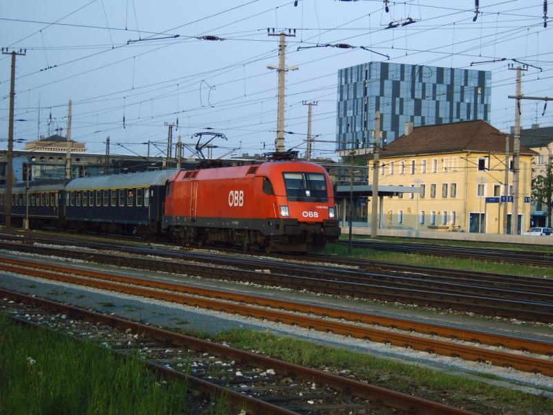 Ein Sonderzug gezogen von 1116 219-5 verl�sst am 06.05.2006 den Welser Hbf in Richtung Passau. Der Zug war aus Richtung Attnang 
gekommen und wurde in Wels umgedreht.