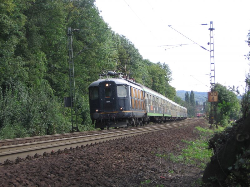 Ein Sonderzug gezogen von einer Re 4/4 I am 19.08.2007 bei Knigswinter auf dem Weg in Richtung Norden.