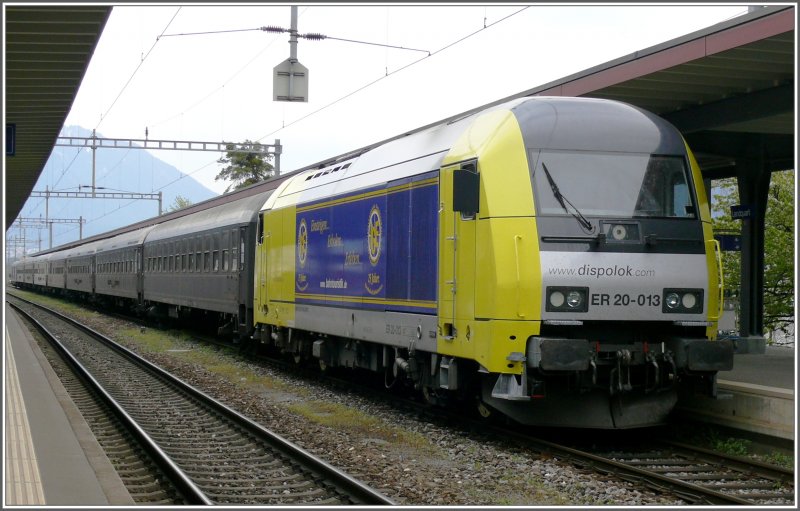 Ein Sonderzug mit der Dispolok ER 20-013 wartet in Landquart auf die Weiterfahrt. (28.04.2008)