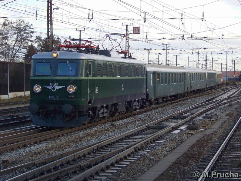 Ein Sonderzug von Wien nach Salzburg mit der zum Wagensatz passenden 1010.10 als Nostalgielok, bei der Durchfahrt durch Wels. [02.12.2007,10:17]