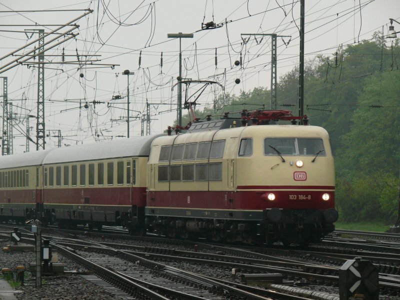 Ein Sonnenschein an diesem ansonsten arg verregneten Tag. DB-Museumslok 103 184-8 durchfhrt mit einem kompletten TEE-Zug Kln-Gremberg. Aufgenommen am 17/04/2009.