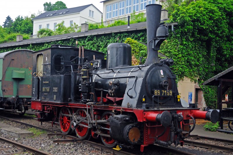 Ein Sonntagsausflug ins Eisenbahnmuseum Neustadt/Weinstrasse: Begr��t wird man direkt am Eingang von 89 7159, einer bei Henschel 1910 gebauten T3, Bauart Cn2. An Pfingsten 2009 soll sie ihren n�chsten Fahrtag erleben. Aber es warten teure Revisionen auf Sie. Daher hat sich das Museum etwas einfallen lassen. Man kann die Patenschaft f�r eines oder mehrere der 132 auszutauschenden Siederohre �bernehmen. (Neustadt, Mai 2009).
