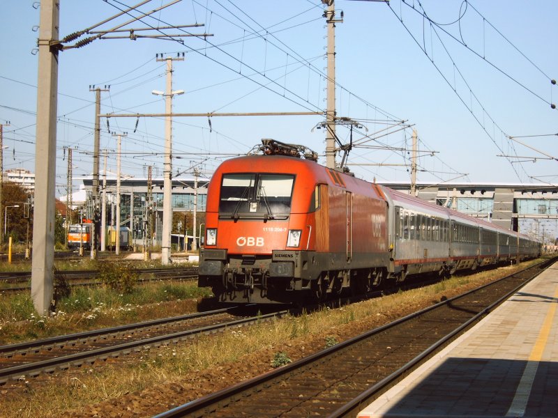 Ein Sp�tsommerbild vom 23.09.2006. Es zeigt die 1116 204 mit einem Intercity beim Verlassen des Welser Hbf.Mit auf dem Foto 2 private Dieselloks welche gelegentlich in Wels stationiet sind.