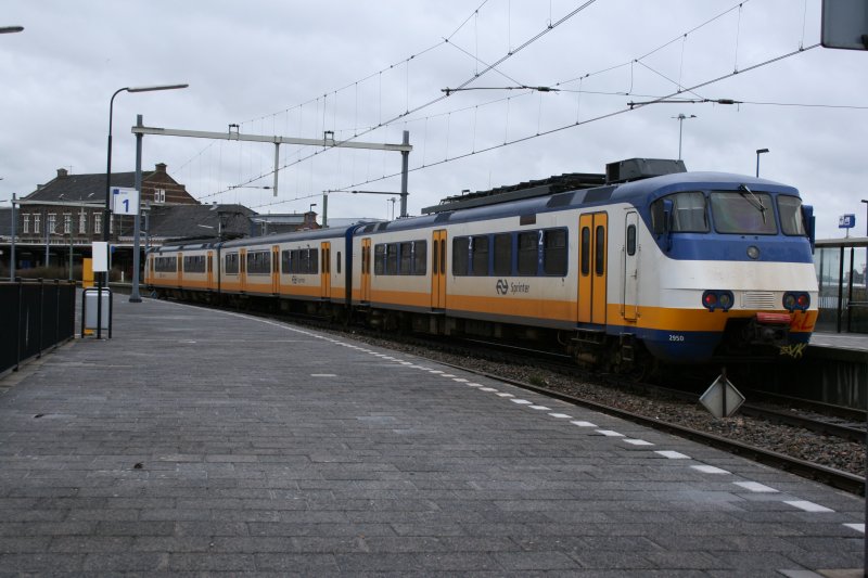 Ein Sprinter im Bahnhof Hoek van Holland Haven ( Die Hafen der Ecke der Niederlanden ) 