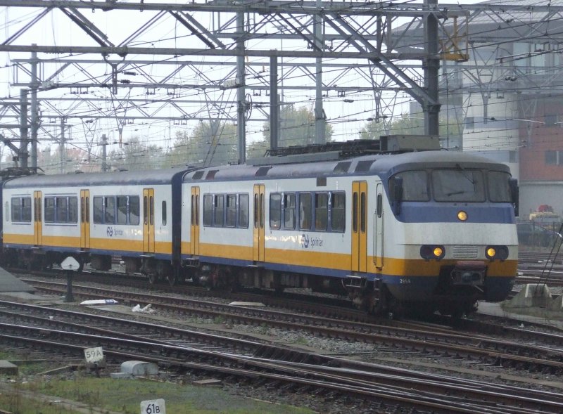 Ein Sprinter fhrt in den Bahnhof Amsterdam Centraal ein (29.10.2007)