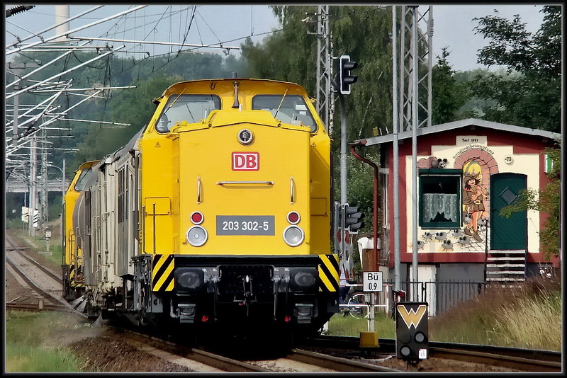 Ein Spritzzug in Aktion. An der Zugspitze 203 301-7 und am Ende 203 302-5. Start war im Hbf Stralsund mit Ziel Bhf Velgast.   Stralsund am 15.07.09 