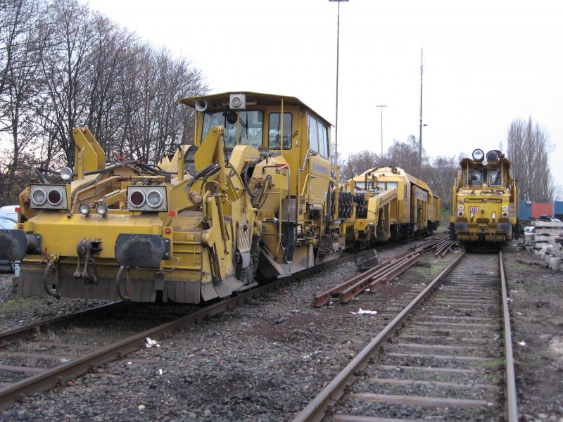 Ein SSP 110 SW und ein USP 2000 im Bahnhof Hamm. Beide Maschinen sind von hinten zu sehen und hngen an den zugehrigen Stopfmaschinen. Der Standpunkt des Fotografen ist mindestens so zugnglich, wie bei Bild 150804 - einem Wiener Straenbahndepot! -