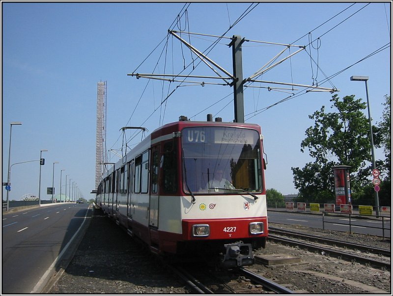 Ein Stadtbahn-Zug mit Triebwagen 4227 an der Spitze ist am 29.04.2007 als U76 in Richtung Krefeld unterwegs. Der Zug hat gerade die Oberkassler Brcke in Dsseldorf verlassen und fhrt gleich in die Haltestelle Luegplatz ein.