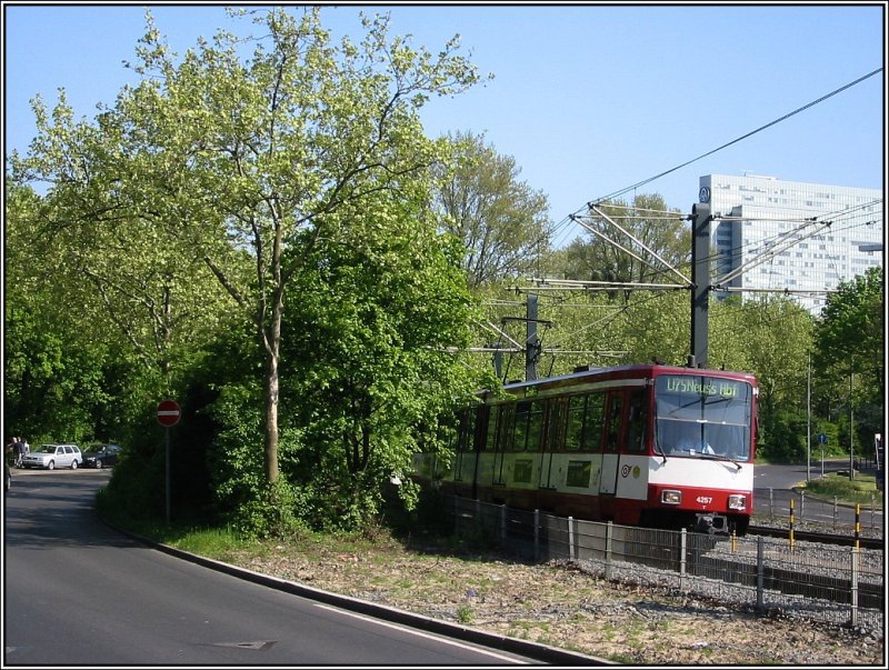 Ein Stadtbahn-Zug mit Triebwagen 4257 an der Spitze ist am 22.04.2007 als U75 in Richtung Neuss Hbf unterwegs. Der Zug hat gerade den Innenstadt-Tunnel in Dsseldorf verlassen und erreicht gleich die Haltestelle Tonhalle bei der Oberkassler Brcke.