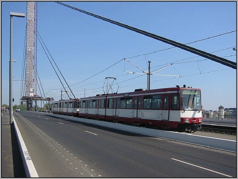 Ein Stadtbahn-Zug mit Triebwagen 4260 an der Spitze ist am 22.04.2007 als U75 in Richtung Neuss Hbf unterwegs. Der Zug befindet sich gerade auf der Oberkassler Brcke in Dsseldorf.