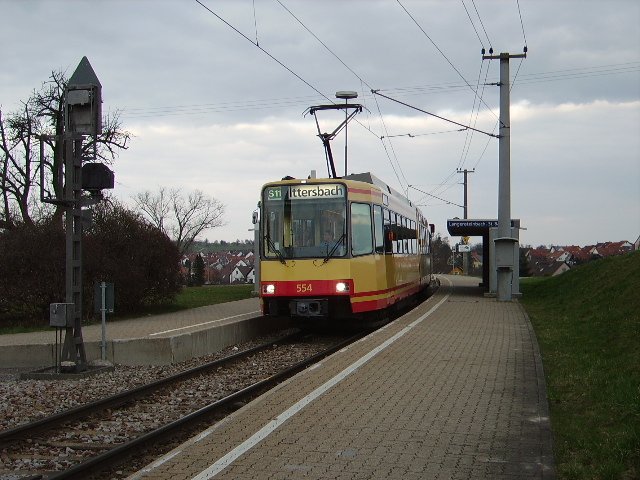 Ein Stadtbahnwagen der AVG in Langensteinbach St. Barbara. 