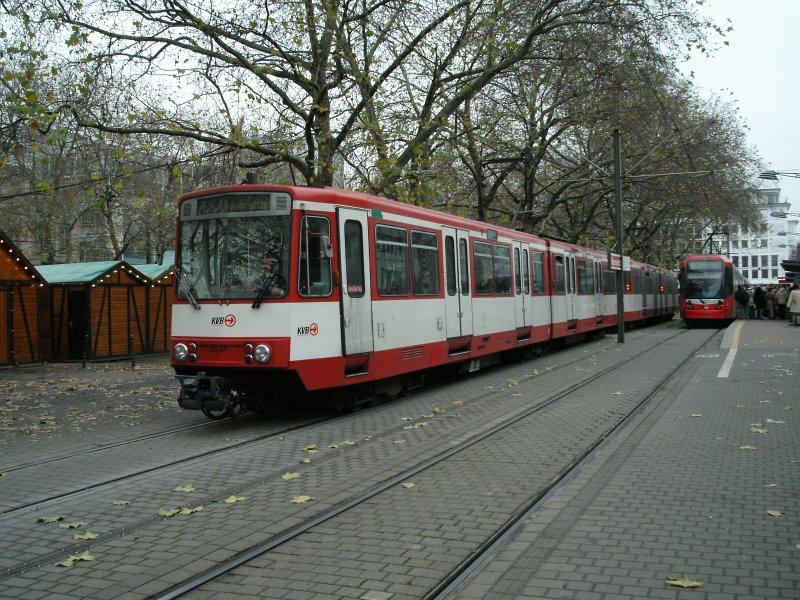 Ein Stadtbahnwagen B der ersten Generation auf dem Neumarkt in Kln als Linie E8 zur Universitt - 06.12.2004.