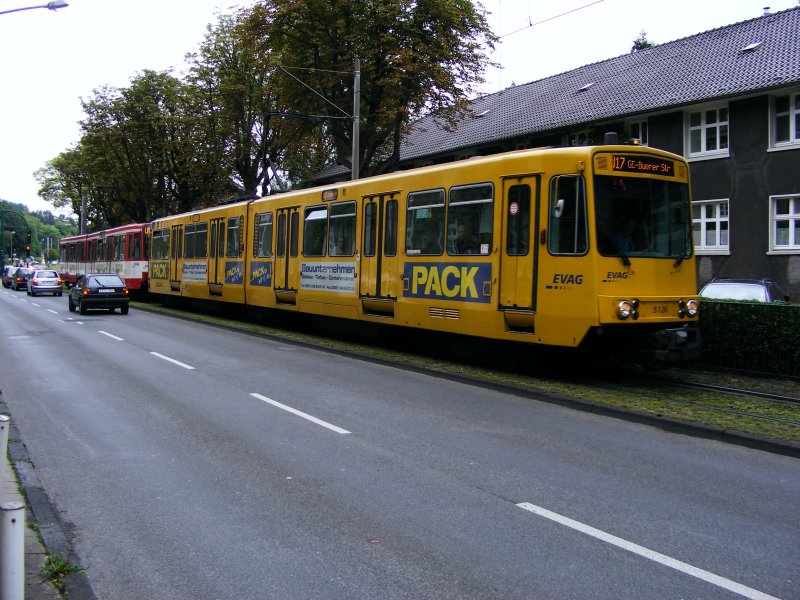 Ein Stadtbahnwagen B der ersten Generation auf der Margarethenhhe in Essen als Zug der Linie U17 nach Gelsenkirchen-Horst am 23. Juli 2008.