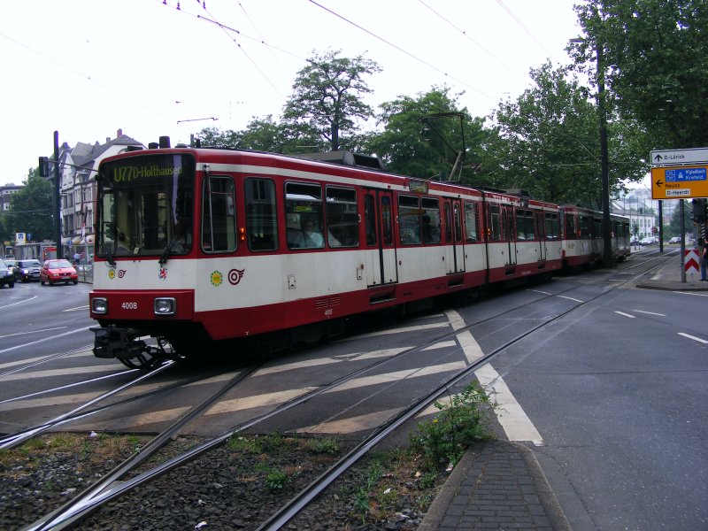 Ein Stadtbahnwagen B der ersten Lieferserie der Rheinbahn vor der Haltestelle Belsenplatz in Dsseldorf-Oberkassel als Zug der Linie U77 nach Holthausen am 30. Mai 2008.