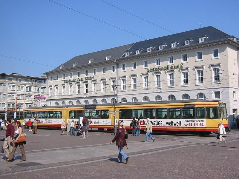 Ein Stadtbahnwagen hlt am 03.04.2005 an der Haltestelle Marktplatz in Karlsruhe.