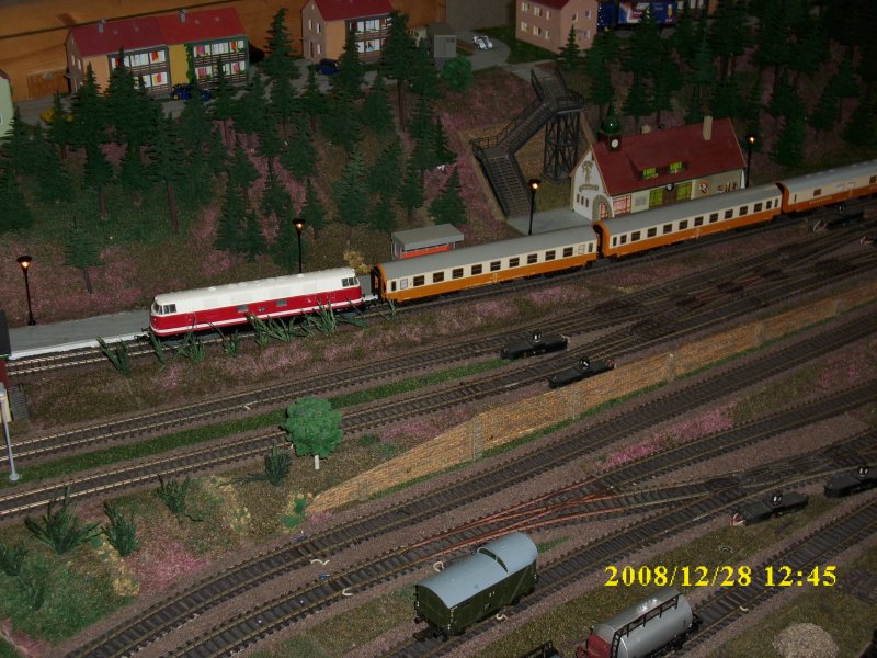 Ein Stdteexpress auf der HO-Modellbahnanlage vom Modellbahnclub Thale bei der Modellbahnausstellung in Sassnitz.