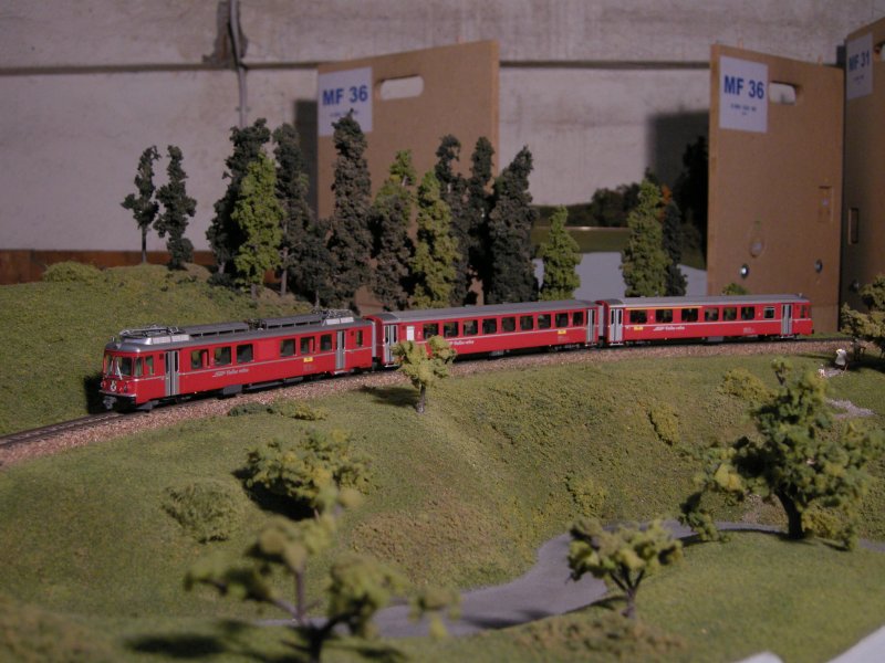 Ein Stammnetzpendel von Bemo auf der Anlage der Modulbaufreunde der RhB.

